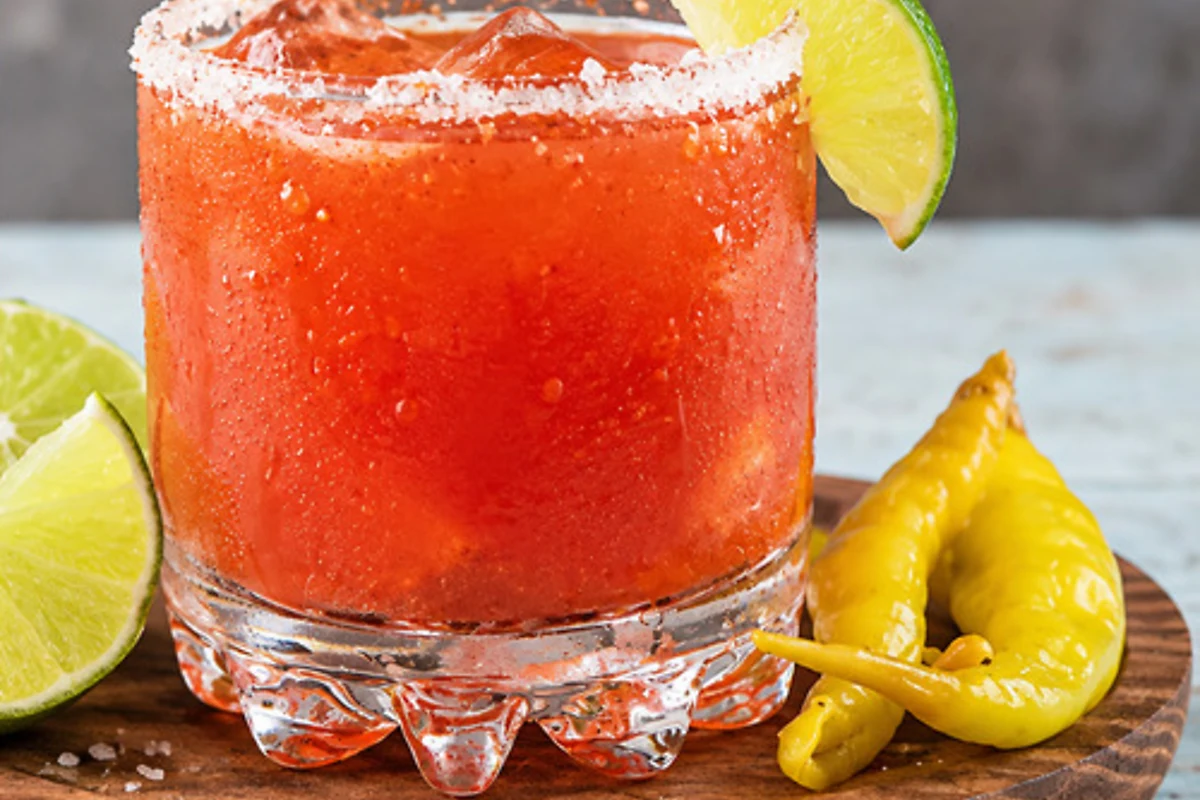 Habanero Michelada met rode hot sauce
